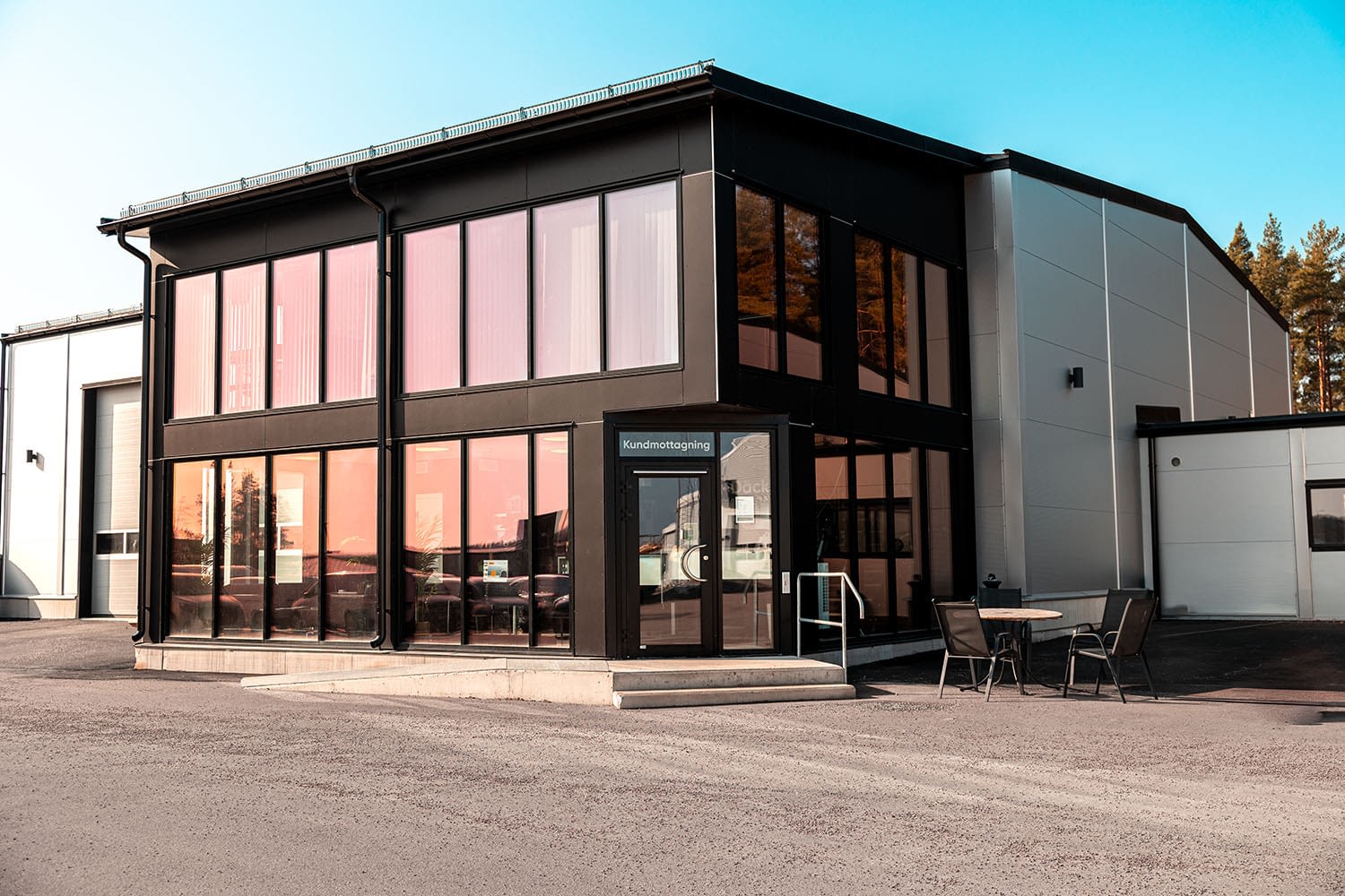 H-Däck - Fasad - Landrins Bil - Västerås - Hässlö-2