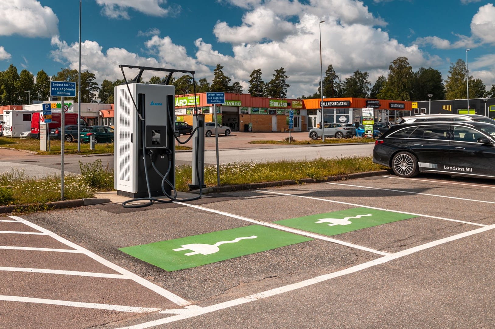 Laddstationer Västerås Hälla - Landrins Bil 2 – 1